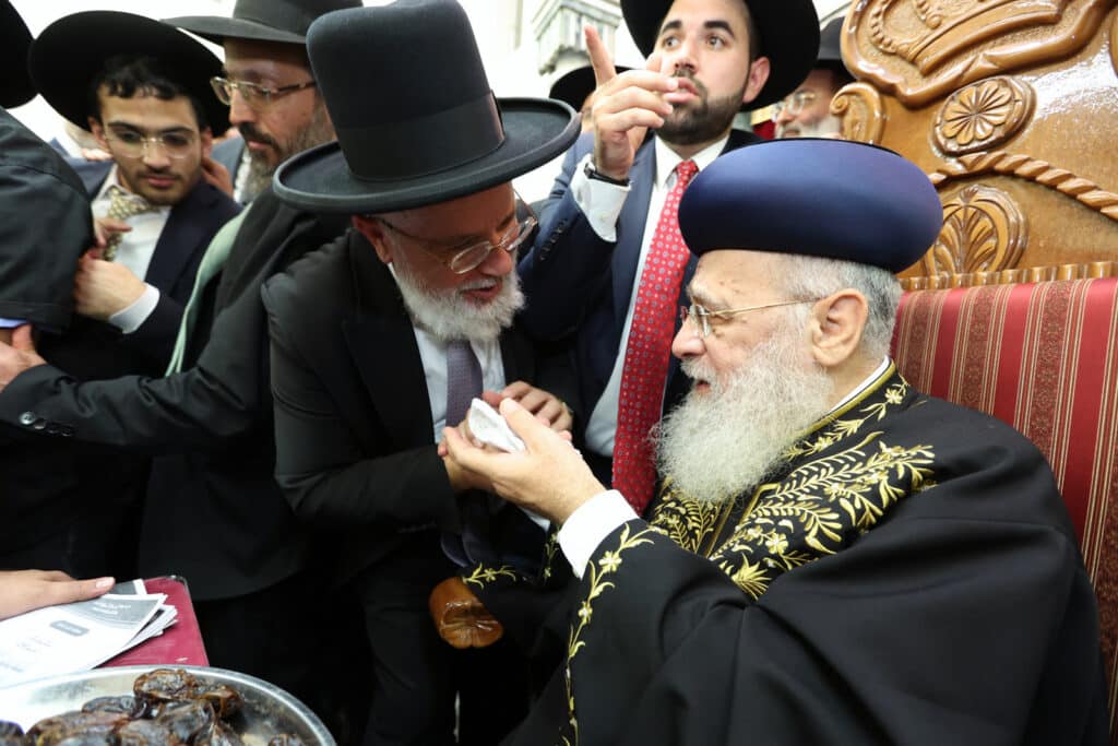 המונים במעמד הקבלת פני רבו לראשון לציון הגר"י יוסף