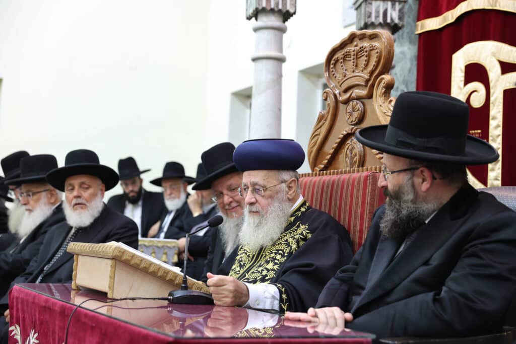 המונים במעמד הקבלת פני רבו לראשון לציון הגר"י יוסף