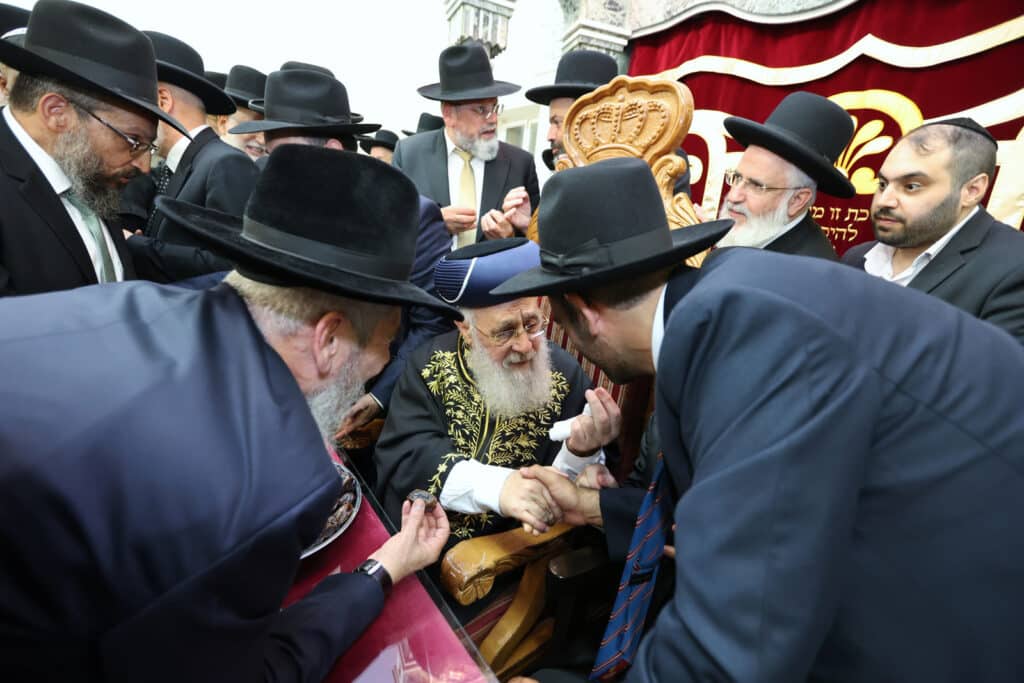 המונים במעמד הקבלת פני רבו לראשון לציון הגר"י יוסף