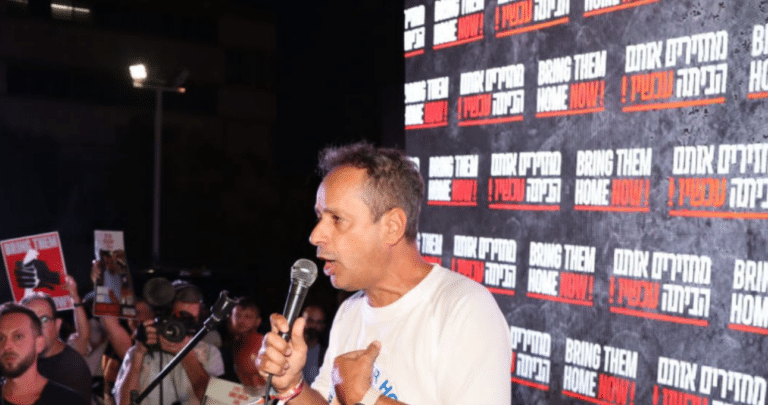 מאות בני משפחה של החטופים דורשים להחזיר את הילדים: הסבלנות נגמרה