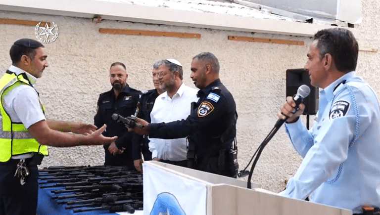 בן גביר מחלק נשקים: הוקמה כיתת כוננות בב"ב