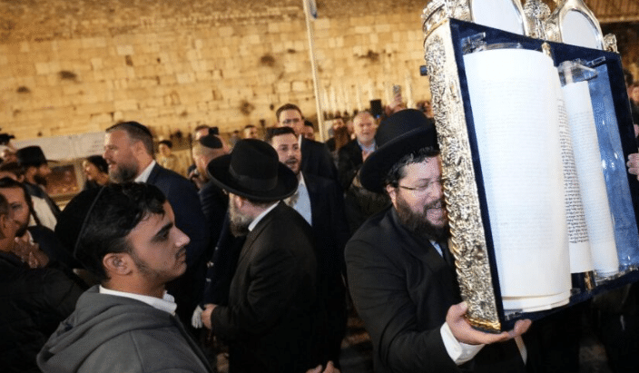 טקס מעמד תחילת כתיבת חמישים ספרי תורה להצלת החטופים