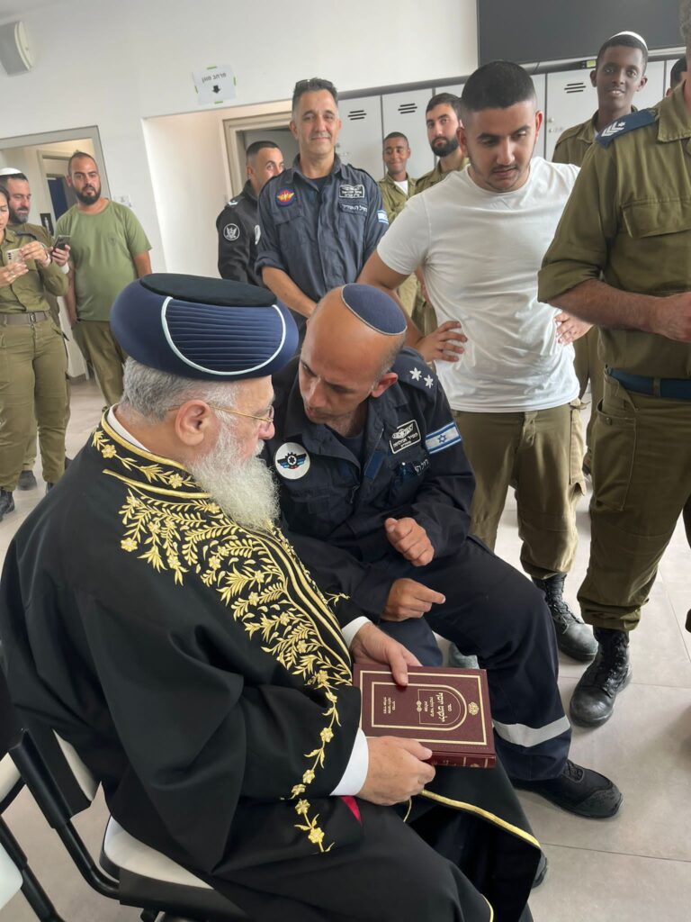 הראשל"צ לטייסים: "אתם מלמעלה ובחורי הישיבות מלמטה"