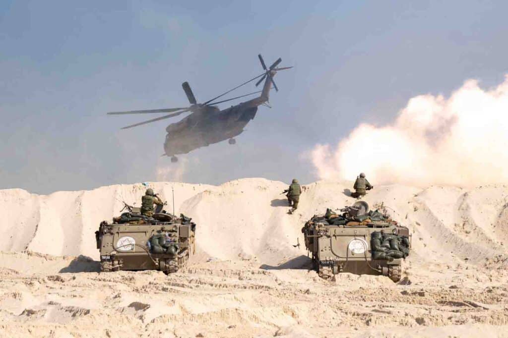 צפו: הלוחמים חיסלו מחבלים - השייטת תקפה באלפי חימושים