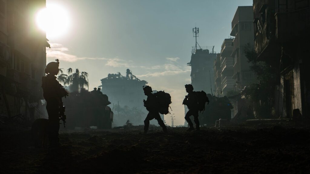 צפו: הלוחמים חיסלו מחבלים - השייטת תקפה באלפי חימושים