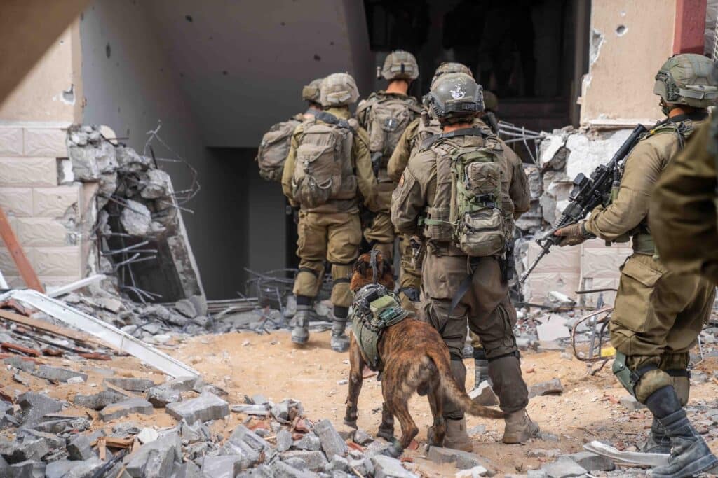 צפו: הלוחמים חיסלו מחבלים - השייטת תקפה באלפי חימושים