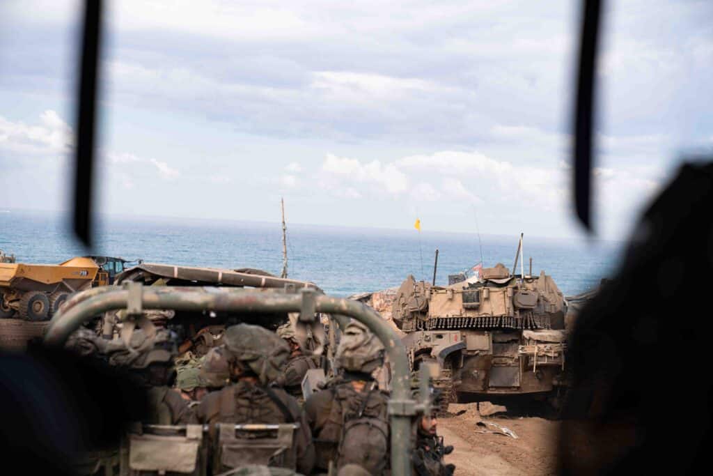 צפו: הלוחמים חיסלו מחבלים - השייטת תקפה באלפי חימושים