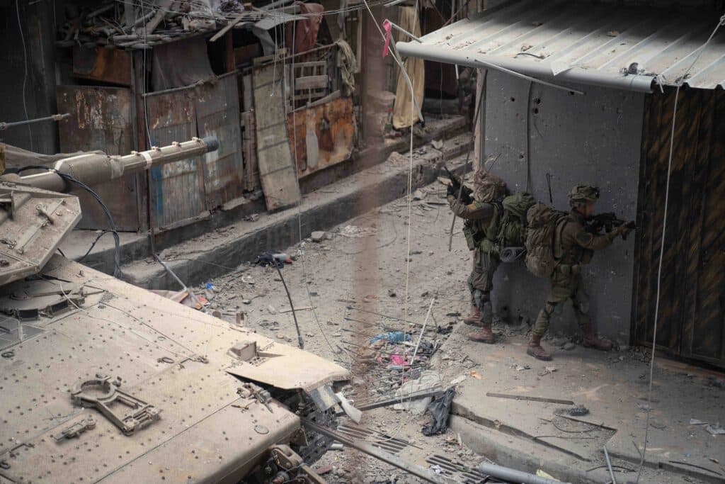 צפו: הלוחמים חיסלו מחבלים - השייטת תקפה באלפי חימושים