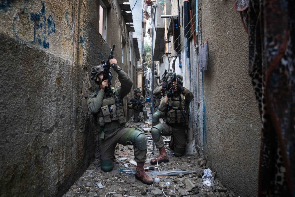 צפו: הלוחמים חיסלו מחבלים - השייטת תקפה באלפי חימושים