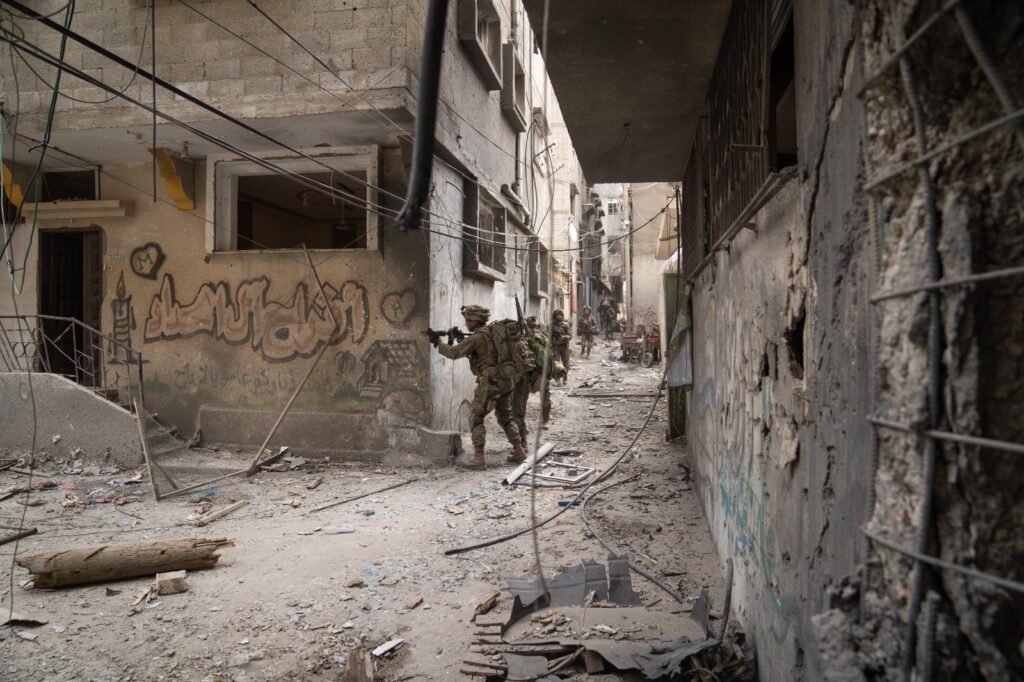 למרות מזג האוויר: לוחמי צה"ל מסתערים על מעוזי חמאס