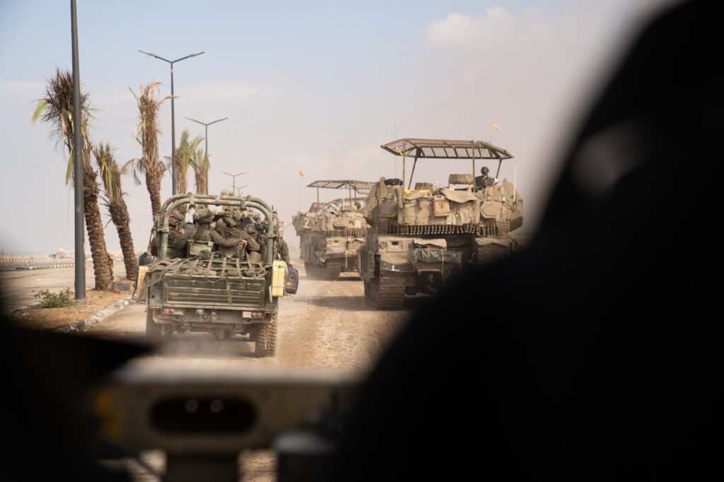 למרות מזג האוויר: לוחמי צה"ל מסתערים על מעוזי חמאס