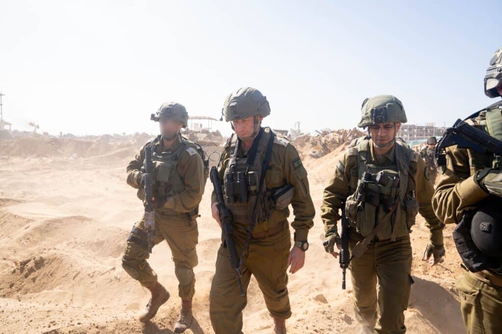 עם אלוף הפיקוד: לוחמי צה"ל ממשיכים להסתער על המטרות