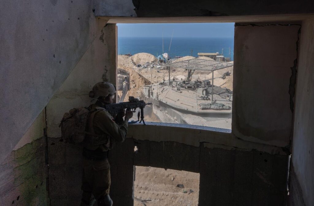 עם אלוף הפיקוד: לוחמי צה"ל ממשיכים להסתער על המטרות