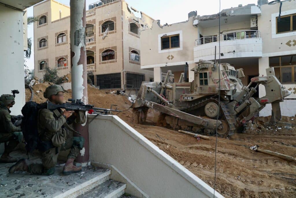 הלחימה נמשכת: עמדות שיגור, מבנים ממולכדים ומאות חמ"לים הותקפו