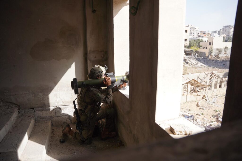 הצנחנים פשטו על בתי בכירי חמאס בלב שכונת היוקרה של עזה