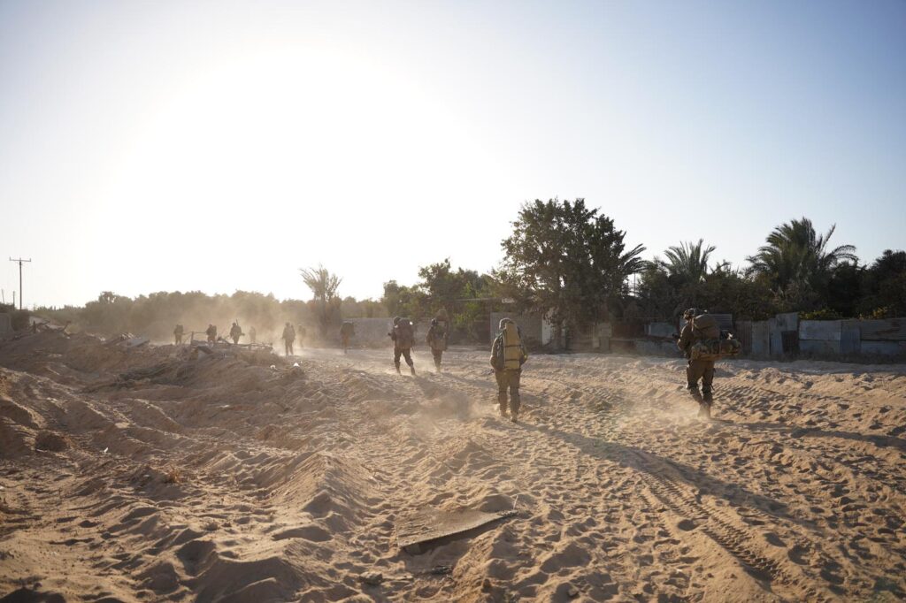 הצנחנים פשטו על בתי בכירי חמאס בלב שכונת היוקרה של עזה