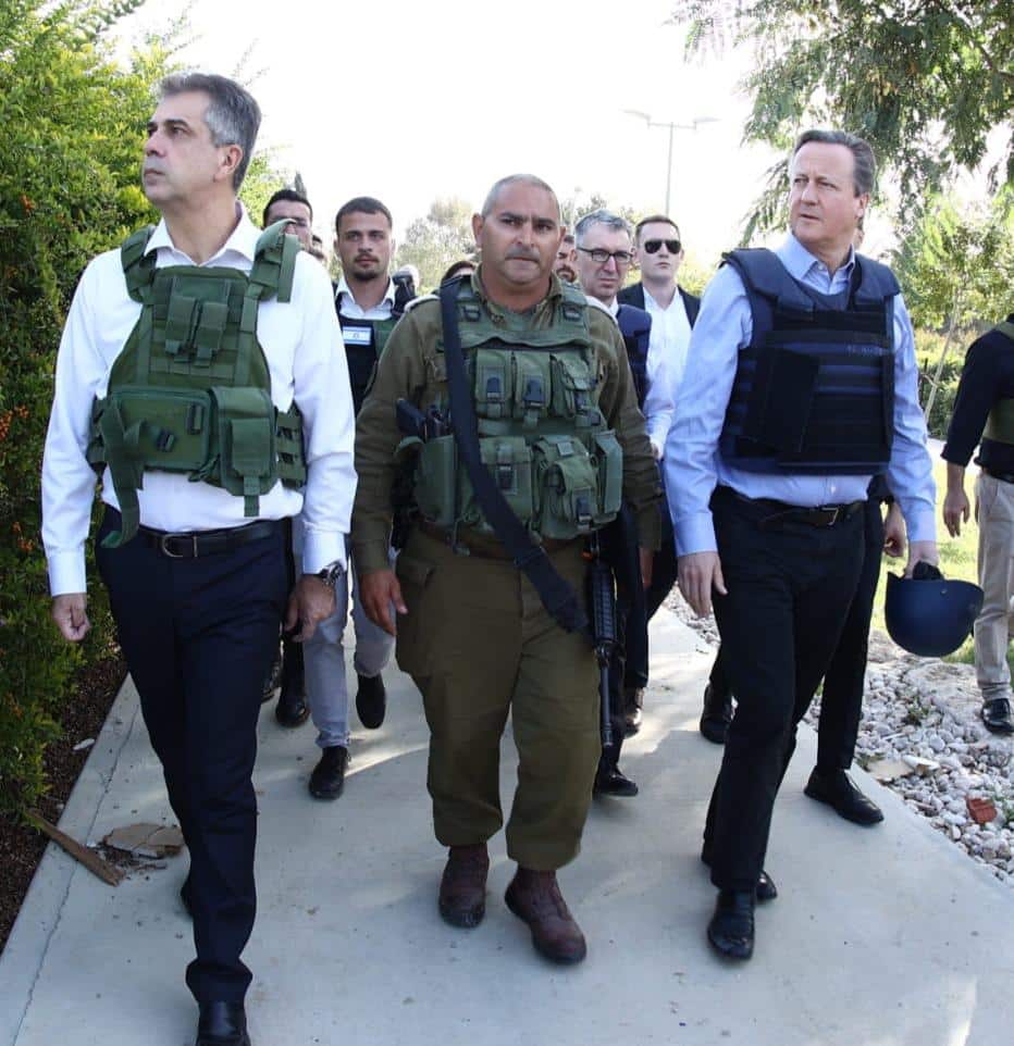 שר החוץ הבריטי קמרון ביקר בזירת הטבח בקיבוץ בארי