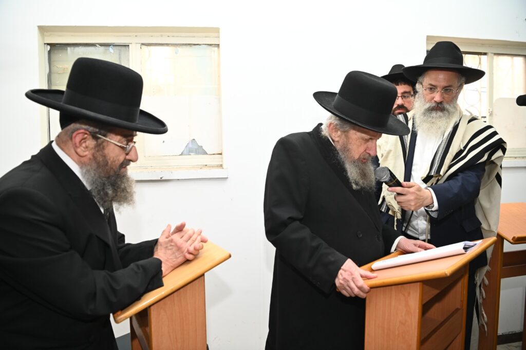 גלריה: גדולי ישראל העתירו בתפילה בבית מרן החזון איש