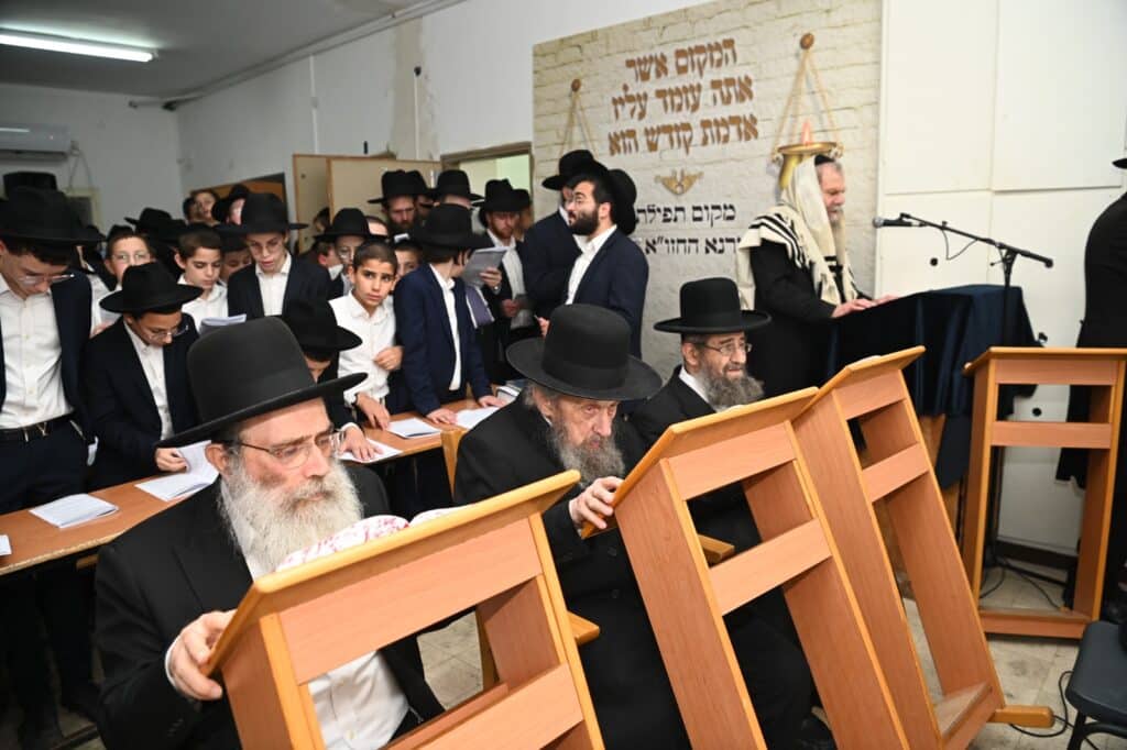 גלריה: גדולי ישראל העתירו בתפילה בבית מרן החזון איש