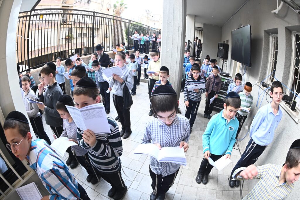 גלריה: גדולי ישראל העתירו בתפילה בבית מרן החזון איש