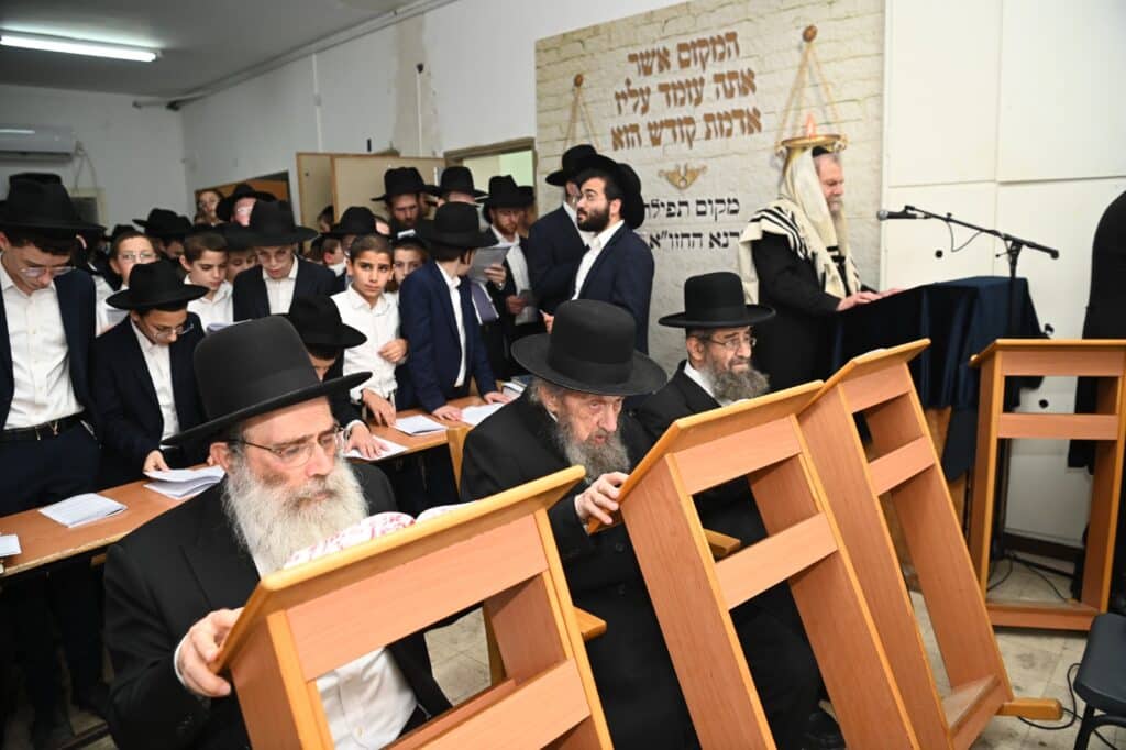 גלריה: גדולי ישראל העתירו בתפילה בבית מרן החזון איש