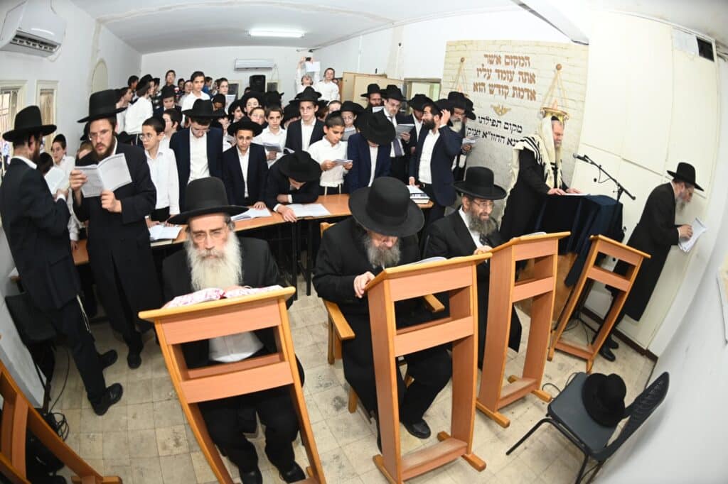 גלריה: גדולי ישראל העתירו בתפילה בבית מרן החזון איש