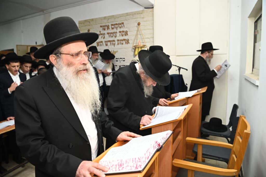 גלריה: גדולי ישראל העתירו בתפילה בבית מרן החזון איש