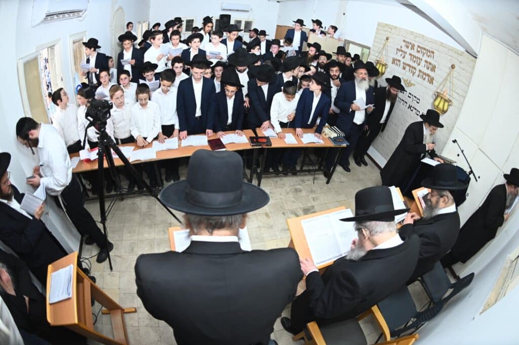 גלריה: גדולי ישראל העתירו בתפילה בבית מרן החזון איש