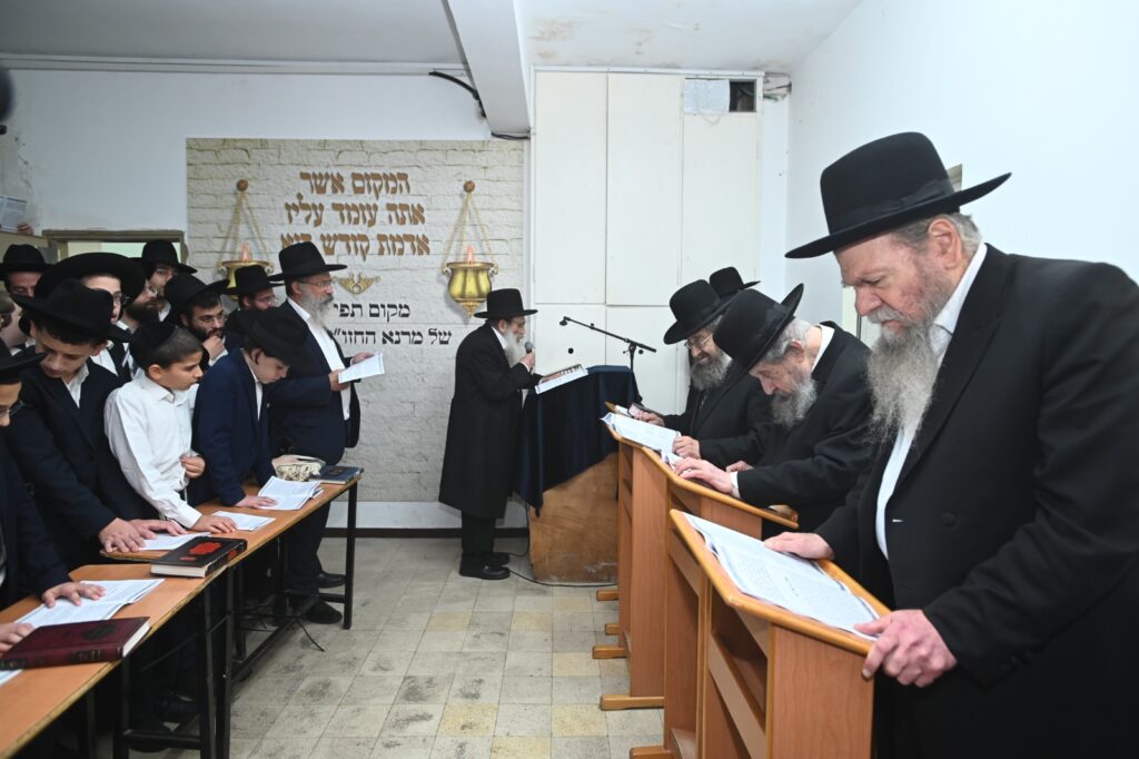 גלריה: גדולי ישראל העתירו בתפילה בבית מרן החזון איש