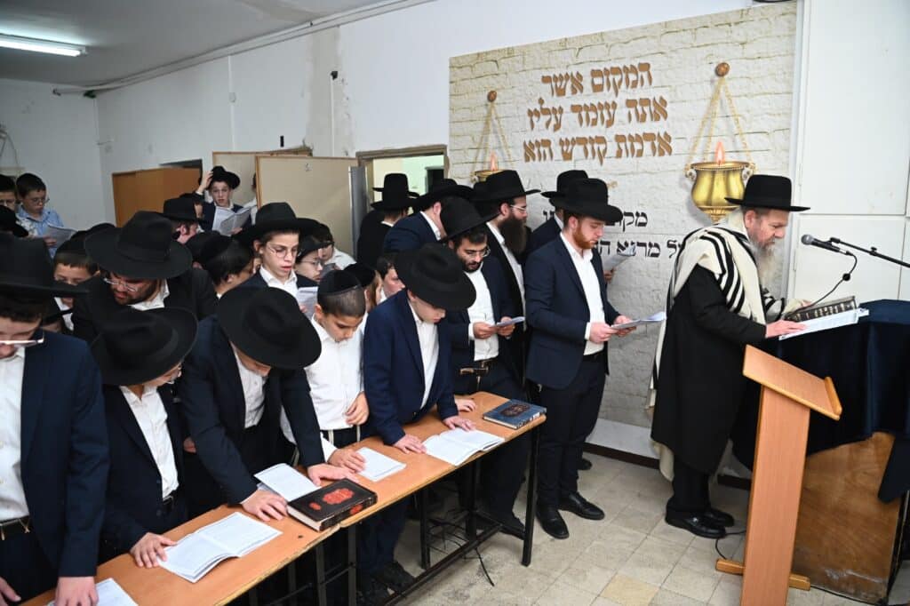 גלריה: גדולי ישראל העתירו בתפילה בבית מרן החזון איש