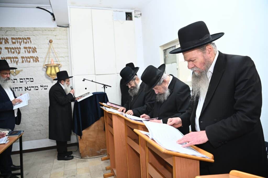 גלריה: גדולי ישראל העתירו בתפילה בבית מרן החזון איש