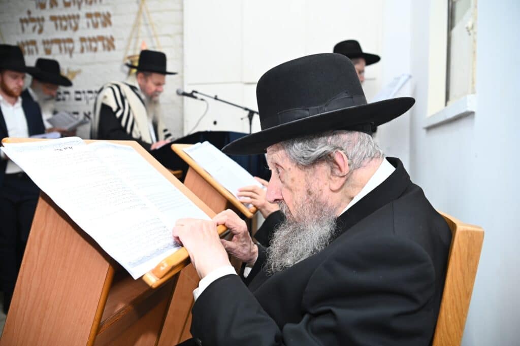 גלריה: גדולי ישראל העתירו בתפילה בבית מרן החזון איש