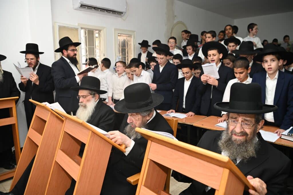 גלריה: גדולי ישראל העתירו בתפילה בבית מרן החזון איש