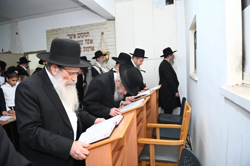 גלריה: גדולי ישראל העתירו בתפילה בבית מרן החזון איש