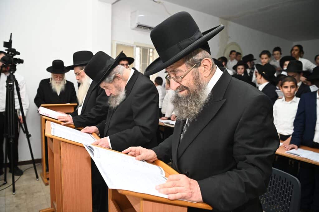 גלריה: גדולי ישראל העתירו בתפילה בבית מרן החזון איש