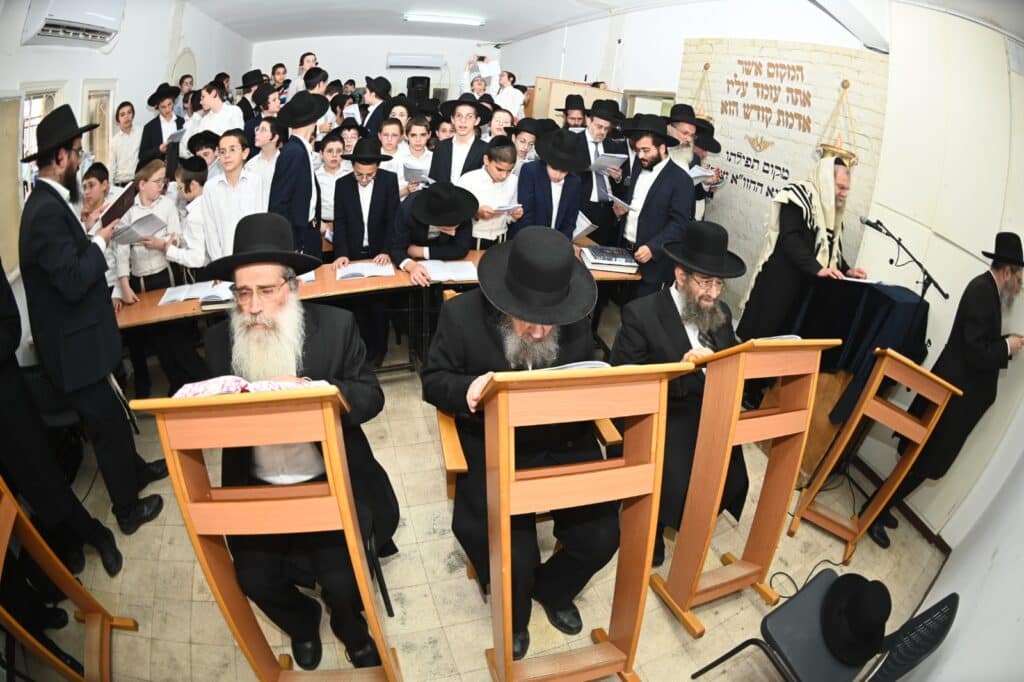 גלריה: גדולי ישראל העתירו בתפילה בבית מרן החזון איש