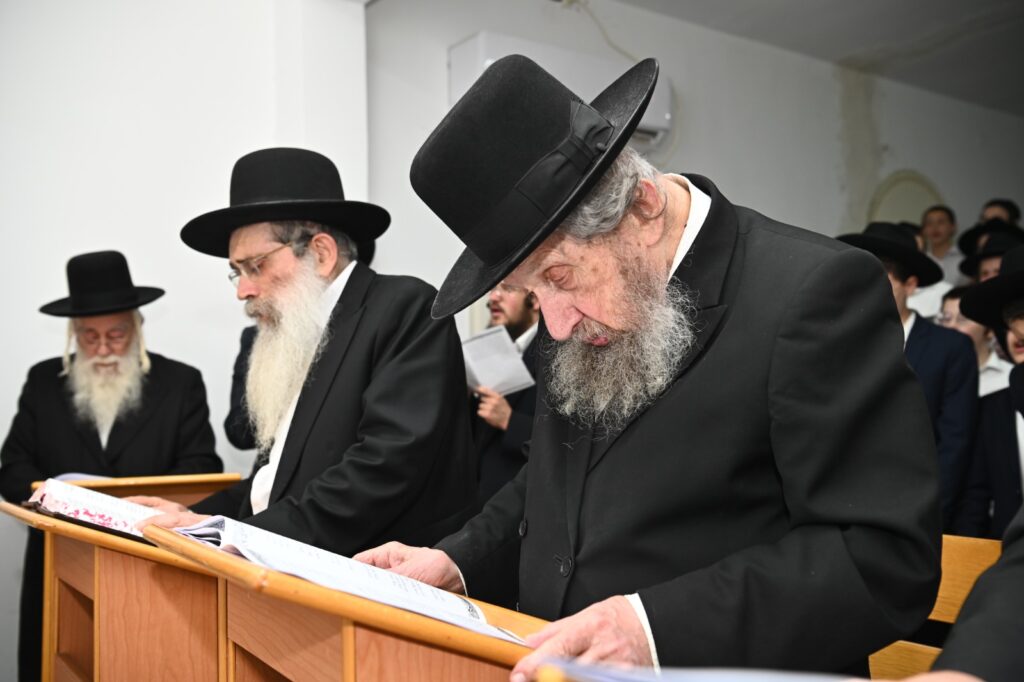 גלריה: גדולי ישראל העתירו בתפילה בבית מרן החזון איש