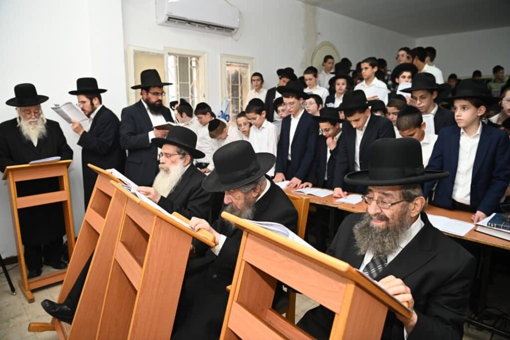 גלריה: גדולי ישראל העתירו בתפילה בבית מרן החזון איש