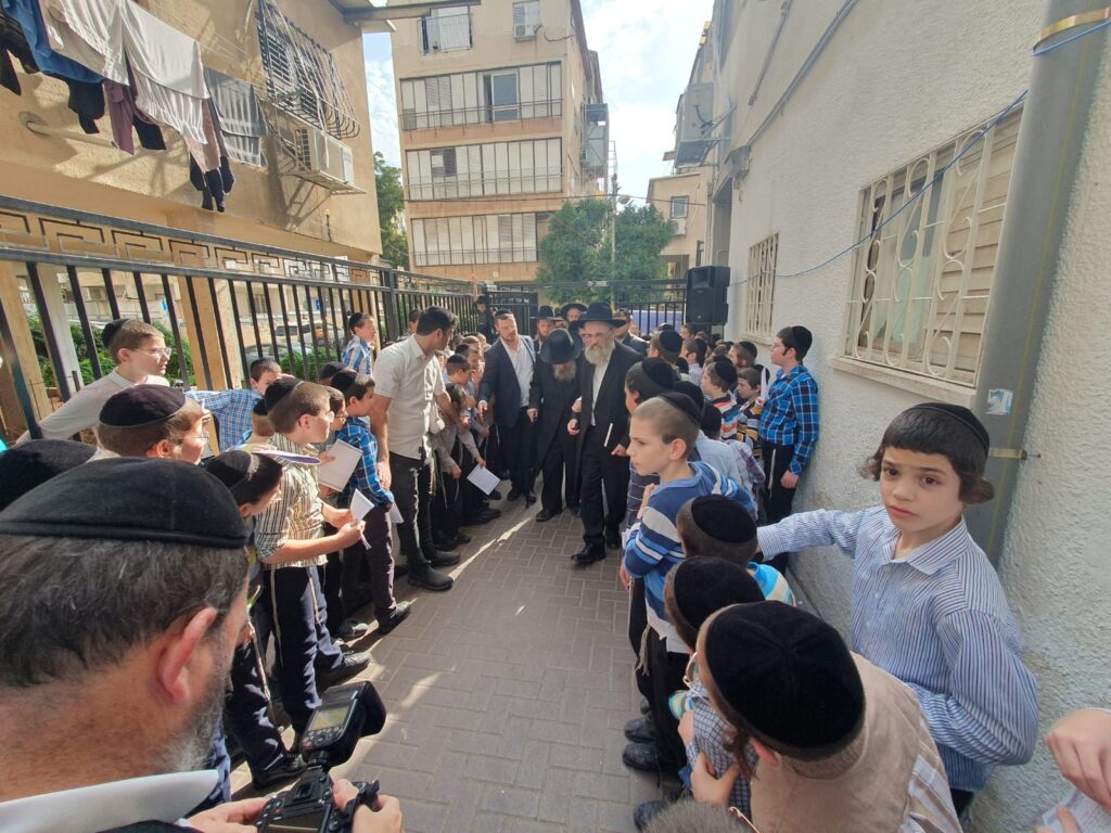 גלריה: גדולי ישראל העתירו בתפילה בבית מרן החזון איש