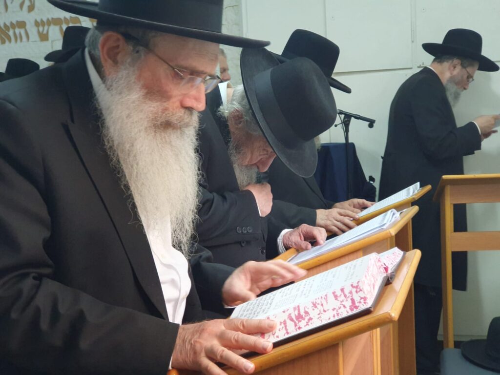 גלריה: גדולי ישראל העתירו בתפילה בבית מרן החזון איש