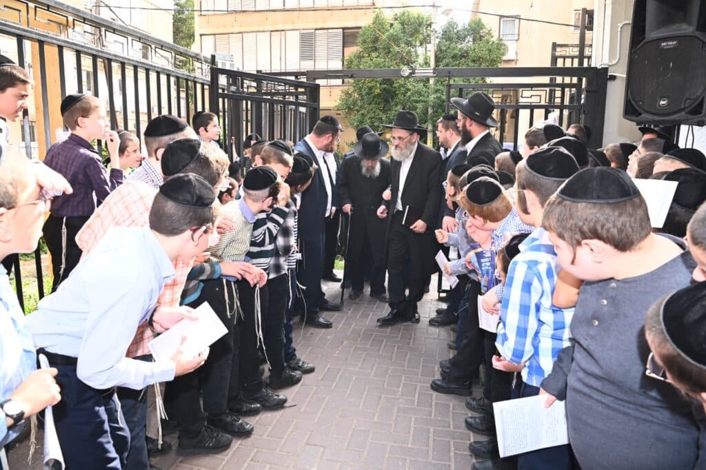 גלריה: גדולי ישראל העתירו בתפילה בבית מרן החזון איש