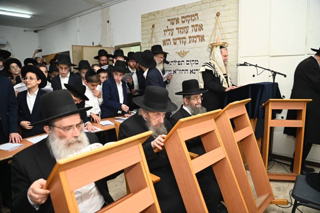 גלריה: גדולי ישראל העתירו בתפילה בבית מרן החזון איש