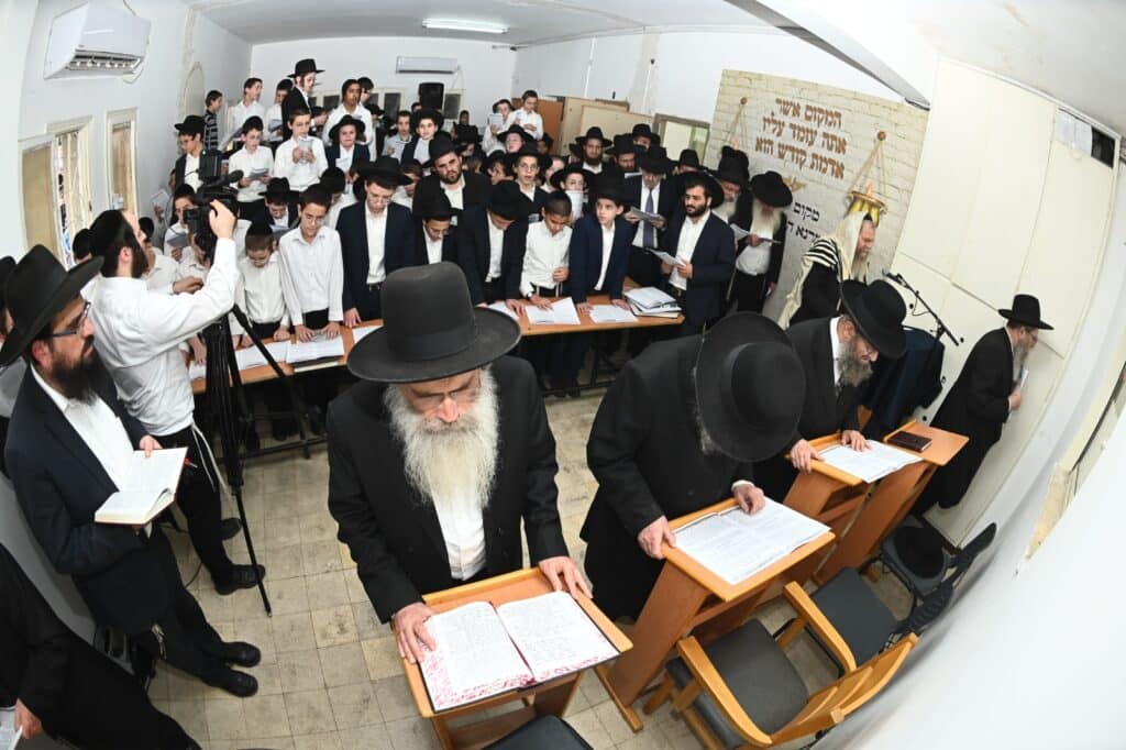 גלריה: גדולי ישראל העתירו בתפילה בבית מרן החזון איש