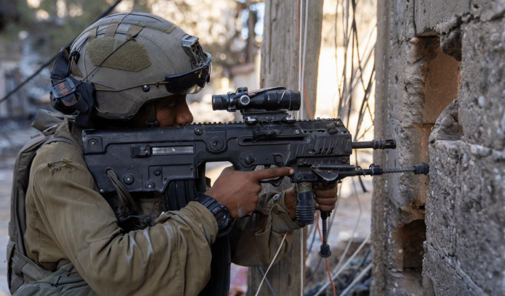 פיר מבצעי בתוך מסגד, משגרי רקטות מוסתרים במטעים