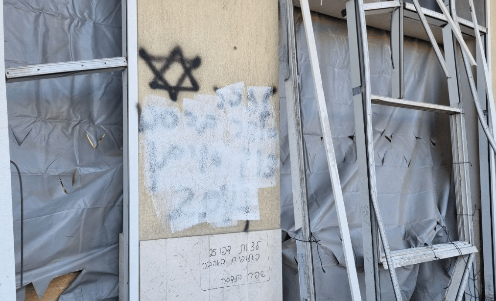 מרוב חמלה על העזתים: בצה"ל מתעסקים בכיסוי כתובות גרפיטי מרוב חמלה על העזתים: בצה"ל מתעסקים בכיסוי כתובות גרפיטי