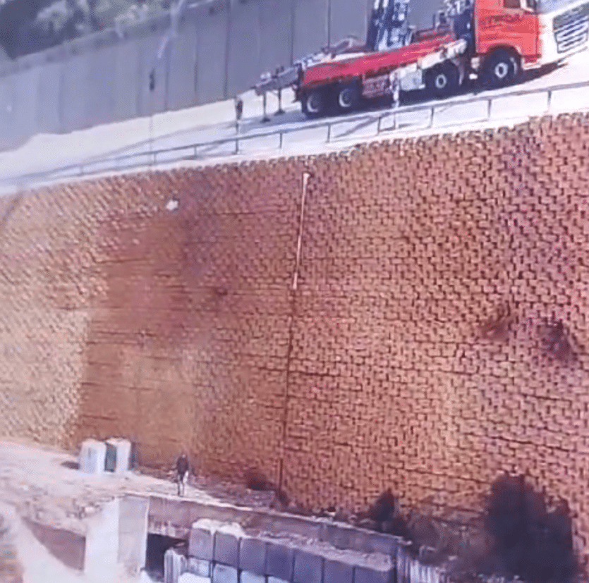 בשל הגשמים: הפרצה בגדר ההפרדה מדאיגה את תושבי מודיעין עילית בשל הגשמים: הפרצה בגדר ההפרדה מדאיגה את תושבי מודיעין עילית