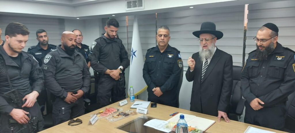 תחת אש: הגאון רבי דוד יוסף חיזק את הלוחמים, המתנדבים והמפונים