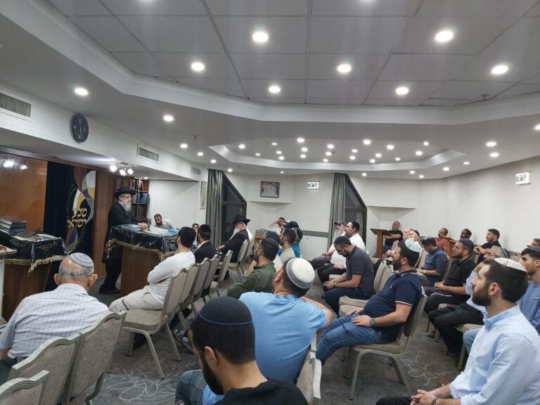 תחת אש: הגאון רבי דוד יוסף חיזק את הלוחמים, המתנדבים והמפונים