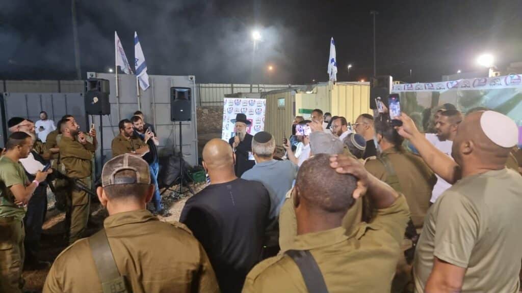 תחת אש: הגאון רבי דוד יוסף חיזק את הלוחמים, המתנדבים והמפונים