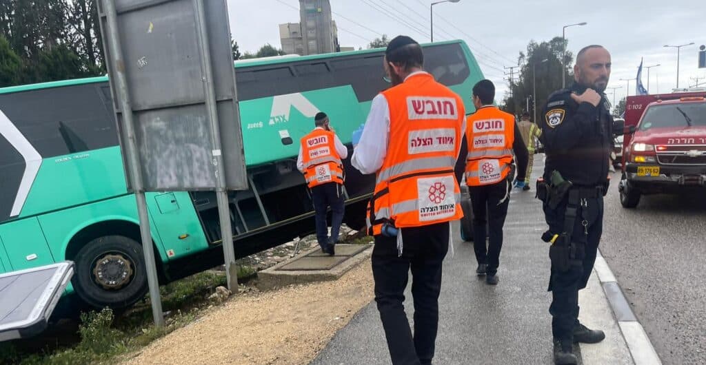 אוטובוס עם 40 נוסעים סטה לתעלה - 5 פצועים קל